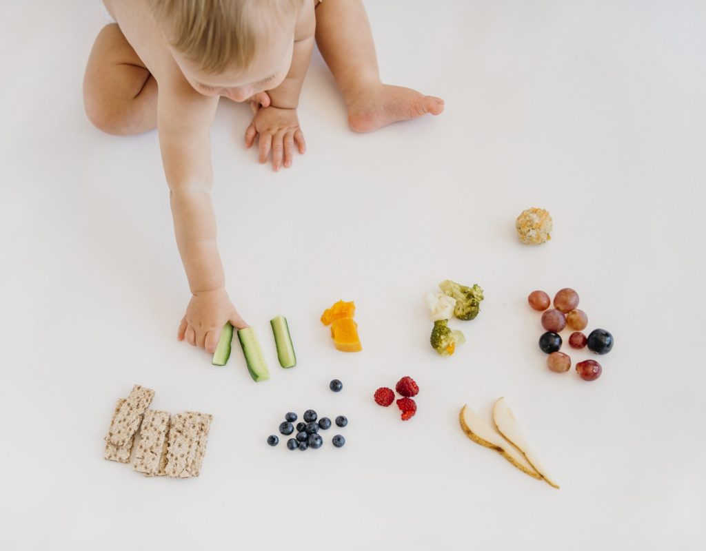 bebe-angulo-alto-eligiendo-que-comer-solo