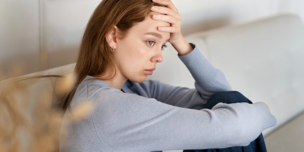 mujer-ansiosa-sentada-vista-lateral-sofa (1)