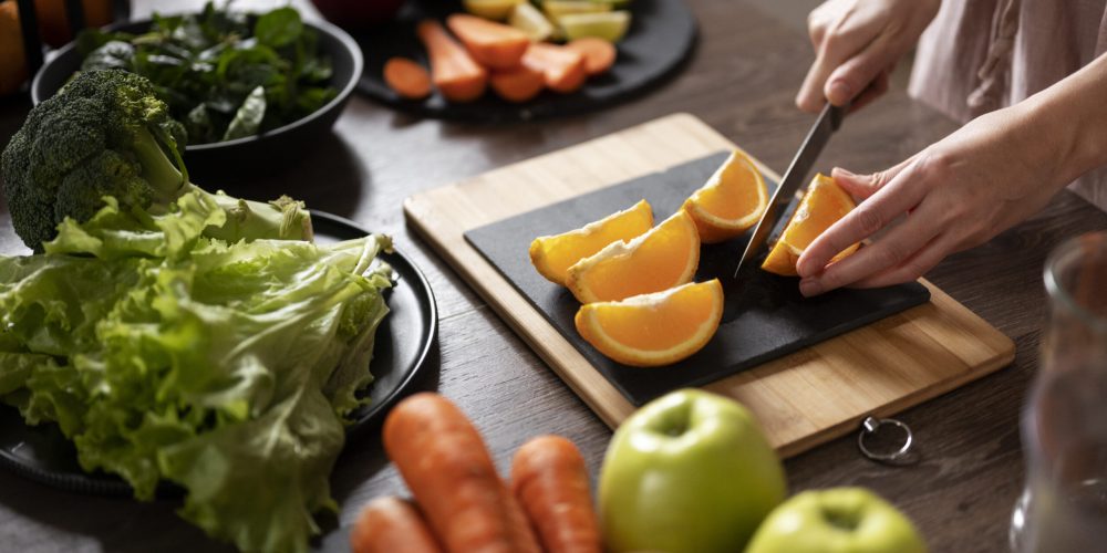 mujer-preparando-su-receta-jugo