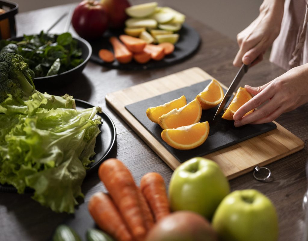 mujer-preparando-su-receta-jugo