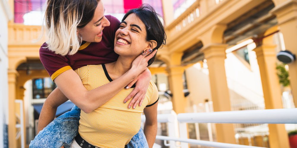 retrato-hermosa-pareja-lesbianas-pasar-tiempo-juntos-divertirse-calle-concepto-lgbt (1)